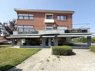 Op zoek naar een handelsruimte met uitstekende zichtbaarheid en een strategische ligging? Ontdek dit handelsgelijkvloers in de Breendonkstraat te Willebroek, gelegen op een hoeklocatie die maximale passage en visibiliteit garandeert. Dankzij de grote vitrine valt jouw zaak meteen op in het straatbeeld, een ideale troef voor degene die willen groeien of zich lokaal willen verankeren.<br /><br />Bij het betreden van het pand via de zij ingang tref je twee koelinstallaties aan, waarna je doorloopt naar de keuken die in directe verbinding staat met de handelsruimte. Deze logische indeling maakt de ruimte veelzijdig inzetbaar.<br /><br />Verder beschikt het handelsgelijkvloers over een aparte toiletruimte en een praktische opbergruimte. Vandaag is het ingericht als bakkerij, maar dankzij de indeling en ligging biedt het heel wat mogelijkheden.<br /><br />De onroerende voorheffing is ten laste van de huurder.<br /><br />Dit hoekpand combineert praktische voorzieningen met een zichtbare locatie, precies wat nodig is om jouw activiteit optimaal in de kijker te zetten.<br /><br />Heb je interesse in deze commerciële ruimte op toplocatie?<br />Neem gerust contact op via roy@julimmo.be of 0498 62 74 71.