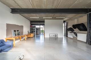 <strong>Verkoop uitsluitend via een aandelentransactie. De waarde van de aandelen werd vastgesteld op € 460.000. De onderliggende vastgoedwaarde ligt hoger.</strong><br /><br /><strong>Karaktervol atelier, kantoor en/of opslagruimte van 300 m², verdeeld over twee niveaus van telkens 150 m².</strong><br /><br />Deze polyvalente ruimtes maken deel uit van een karaktervol industrieel gebouw (BJ 2009) met een beperkt aantal entiteiten in Sint-Amandsberg. De ligging in tweede bouwlijn garandeert een rustige, groene omgeving en biedt bovendien ruime parkeergelegenheid.<br /><br />De grote raampartijen zorgen voor een overvloed aan natuurlijk licht en bieden een mooi zicht op het omliggende groen. Dankzij de doordachte indeling lenen beide verdiepingen zich voor uiteenlopende invullingen, zoals kantoor, atelier, showroom of opslag.<br /><br />Beide verdiepingen zijn afzonderlijk toegankelijk. De gelijkvloerse ruimte beschikt tevens over een poort. De eerste verdieping is bereikbaar via zowel een buitentrap als een interne trap.<br /><br />Een belangrijke meerwaarde zijn de 17 zonnepanelen, in combinatie met een thuisbatterij en twee airco’s. Deze voorzieningen dragen bij aan aanzienlijk lagere energiekosten en een verhoogd comfort. Ook regenwater wordt gerecupereerd. <br /><br />Op de eerste verdieping werd een sfeervolle studio ingericht. Domiciliëring op dit adres is echter <u>niet</u> toegestaan!<br /><br />Er zijn vier bovengrondse parkeerplaatsen voorzien.<br /><br /><strong>Kortom, een ideale opportuniteit voor ondernemers, zelfstandigen en creatieve professionals die op zoek zijn naar een veelzijdige ruimte op een vlot bereikbare locatie nabij Gent.</strong><br /><br />Voor meer informatie, mail naar info@carloeggermont.be