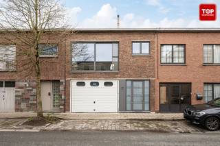 <p>Deze mooie charmante woning is gelegen op 10 minuten fietsen van het historisch centrum van Gent.<br /><br />Met de wagen is er een zeer goede verbinding met de R4 en de stadsring.<br />Aangezien zowel winkels, scholen en de wekelijkse zondagsmarkt op wandelafstand bereikbaar zijn is het voor deze locatie absoluut niet noodzakelijk om in het bezit te zijn van een wagen.<br />Het openbaar vervoer zorgt voor een ideale verbinding naar zowel het centrum Gent als het station Gent St- Pieters en Gent Dampoort.<br /><br />We komen binnen in de ruime inkomhal waar we toegang krijgen tot de garage en de tuin. De tuin is ideaal om in de zomer lekker lang te genieten samen met het gezin. Een extra troef buiten is het mooie en grote tuinhuis. <br />Ook de eerste slaapkamer en de eerste badkamer met bad bevinden zich op het gelijkvloers. <br /><br />De eerste verdieping werd recent volledig gerenoveerd. We krijgen toegang tot de zeer gezellige leefruimte met keuken. Ook de 2 andere slaapkamers bevinden zich op de eerste verdieping. De extra badkamer met douche maakt de woning compleet. <br /><br />De woning is steeds goed onderhouden en is ideaal voor wie graag in de rand van Gent wil wonen. <br />De praktische indeling en de aangename tuin biedt dit huis alles om er een echte thuis van te maken.<br /><br />Beschikbaar vanaf 1/09/2026</p>
<p>Contacteer Top Vastgoed voor een bezoek op het nummer 0475 700 700!</p>