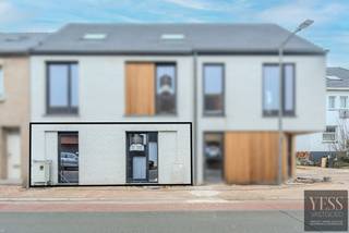 <div>
<div>
<div>
<div>
<p><strong>Gelijkvloers appartement 0001 + staanplaats + tuin!</strong><br /><br />💡 Aankoop aan <strong>6% btw mogelijk</strong>, mits voldaan wordt aan de voorwaarden.<br /><br />👉 Tijdelijke <strong><span>PROMO (2 maanden)</span></strong>: bij aankoop van een appartement en/of loods ontvangt u 1 gratis parkeerplaats.<br /><br />Het appartement omvat - <strong>NETTO bewoonbaar 85m2</strong> !!!<br />Zeer mooie <strong>tuin 67m2</strong><br />Staanplaats<br />2 slaapkamers<br /><br />De gelijkvloerse appartementen beschikken over een ruime privatieve tuin.<br /><br />📅 Tegen eind februari 2026 zijn alle technieken en pleisterwerken afgewerkt voor de appartementen, zodat u het geheel verder kunt afwerken volledig naar uw eigen smaak en stijl.<br /><br />Interesse? Bel 050 33 59 03 / info@yess-vastgoed.be</p>
</div>
</div>
</div>
</div>