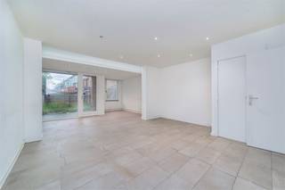 <p><span>A deux pas du </span><span>centre d'Ekeren</span><span>, cette </span><span>très belle maison rénovée</span><span> est à </span><span>vendre</span><span> à Pastorijveld </span><span>. </span><span> Idéalement située à proximité du </span><span>port d'Anvers</span><span> et à quelques minutes de marche de la </span><span>réserve naturelle Oude Landen</span><span>, une </span><span>oasis de verdure </span><span>au milieu d'Ekeren ! En outre, divers magasins, supermarchés et écoles se trouvent dans les environs immédiats.</span></p><p><span> </span></p><p><span>Aménagement</span></p><p><span> </span></p><p><span>Rez-de-chaussée</span></p><p><span>- hall d'entrée</span></p><p><span>- toilettes d'invités séparées</span></p><p><span>- salon avec nouveau sol</span></p><p><span>- salle à manger</span></p><p><span>- cuisine rénovée</span></p><p><span>- jardin très ensoleillé avec terrasse</span></p><p><span>- cave </span></p><p><span> </span></p><p><span>Premier étage</span></p><p><span>- chambre 1 </span></p><p><span>- chambre 2 </span></p><p><span>- salle de bain avec douche, lavabo et toilette (2023)</span></p><p><span> </span></p><p><span>Deuxième étage</span></p><p><span>- chambre 3 (chambre mansardée)</span></p><p><span>- chambre ou bureau (actuellement débarras avec chaudière)</span></p><p><span> </span></p><p><span> </span></p><p><span>Avantages</span></p><p><span>- situation centrale à Ekeren</span></p><p><span>- grand jardin</span></p><p><span>- nouveau chauffage central au gaz naturel (2023)</span></p><p><span>- double vitrage </span></p><p><span> </span></p><p><span>Vous êtes intéressé par cette maison à vendre à Ekeren, vous cherchez d'autres biens immobiliers ou vous voulez connaître la valeur de votre bien ? Alors vous êtes à la bonne adresse chez BOLT immo ! Nous nous ferons un plaisir de vous aider.</span></p><p><span> </span></p>