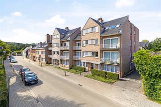 <p><span>Appartement spacieux et lumineux au centre de Kortenberg</span></p><p><span> </span></p><p><span>Ce spacieux appartement de 2 chambres est situé au centre de Kortenberg, à proximité de nombreux commerces, restaurants et transports en commun, avec la gare accessible à pied. Bon accès à l'E40 et à l'aéroport.</span></p><p><span>L'appartement a été entièrement rénové il y a quelques années, avec notamment une nouvelle cuisine et une nouvelle salle de bains.</span></p><p><span>Il se trouve au dernier étage (avec ascenseur) d'un immeuble construit en 1995. </span></p><p><span>La surface habitable est de 93 m².</span></p><p><span> </span></p><p><span>Agencement : hall d'entrée, WC séparé, salon lumineux, nouvelle cuisine entièrement équipée, débarras avec branchements pour lave-linge et sèche-linge, 2 chambres de 13,4 m² et 14,1 m². L'appartement dispose également d'un garage privatif avec porte électrique, ainsi que d'un espace extérieur commun, d'un local à vélos et d'un petit jardin.</span></p><p><span> </span></p><p><span> </span></p><p><span>Vous souhaitez visiter ? Envoyez-nous d'abord la fiche d'information dûment remplie, que vous trouverez dans la rubrique « Documents ».</span></p><p>Découvrez<span>d'autres annonces sur <span>www.ap-p.be</span></span><span>.</span></p><p><span> </span></p>