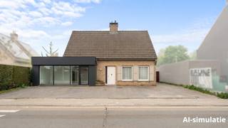 Bent u op zoek naar een pand waar u wonen en werken kunt combineren?<br />Dit centraal gelegen handelspand met woonst biedt heel wat mogelijkheden voor wie een zaak, praktijk, atelier of showroom wil uitbouwen.<br /><br />Het commercieel gelijkvloers van ca. 90 m² beschikt over een winkelruimte met: bureau, parking voor de deur, een functionele werkplaats met koelcel, extra berging, eigen sanitair, airco en drijfkracht-aansluiting.<br /><br />De woning kan naar eigen smaak opgefrist worden en omvat: een inkomhal met toilet, leefruimte met aansluiting voor open haard, keuken,<br />3 slaapkamers, badkamer en bergzolder.<br /><br />Buiten is er een ruim, deels overdekt terras met doorgang naar de straat. De dubbele en enkele garage vormen een extra troef als stockage, werkruimte of veilige parkeerplaats.<br /><br />Het pand beschikt over dubbele beglazing, rolluiken en centrale verwarming op aardgas in de woning.<br /><br />Kortom: een eigendom met een sterke commerciële ligging, veel ruimte en potentieel. Ideaal voor de handige ondernemer die wonen en werken wil combineren.<br /><br /><br /><br /><br /><br /><br /><br /><br /><br />