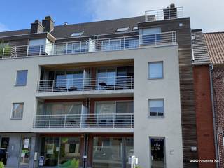 Dit duplex appartement gelegen op de 3 de verdieping bestaat uit: inkomhal, toilet, berging en wasruimte, woonkamer met open moderne keuken,...