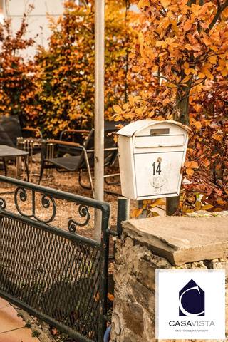 KNUSSE STARTERSWONING LANGS DE GEZELLIGE KAAI...Even buiten het handelscentrum vind je deze gezellige woning, met hoekligging en de eerste woning van de gekende woonwijk " d' Hofkiesj". Steeds veel charme hier. De woning werd in 2021 gerenoveerd tot wat ze nu is : compact en comfortabele ééngezinswoning. Gelijkvloers met inkomhal, leefruimte, keuken, wasplaats en aparte wc. Beperkte maar praktische buitenruimte met plaats voor wat tuinstoelen en een tafeltje, mooi begrensd met groen voor de privacy. Bovenverdieping met 2 slaapkamers. Dan nog een zolder (eventueel ombouwbaar tot 3de slaapkamer). Handige opbergkelder. Een prima starterswoning maar ook ideaal voor verhuur. EPC is een mooi gemiddeld C-niveau maar sowieso gunstig verbruik door dubbel glas, uitmuntende dakisolatie en de zonnepanelen, gekoppeld aan een THUISBATTERIJ. Kom snel eens kijken en krijg alle info van vastgoedmakelaar Cedric. Bel kantoor voor een afspraak bezoek : 054412500 