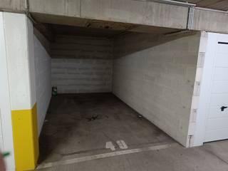 Autostaanplaats (P49) te koop in een ondergrondse parking (verdieping -2). Automatische poort met afstandsbediening. Meer info of een bezoek...