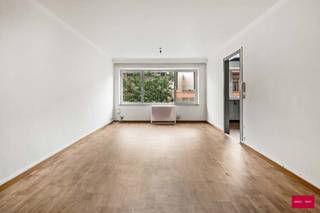 Dit centraal gelegen appartement biedt tal van mogelijkheden voor wie op zoek is naar een renovatieproject met potentieel. 
Het beschikt over twee slaapkamers, een badkamer, een apart toilet en een praktische dressing. De ruime woonkamer sluit aan op de keuken, wat zorgt voor een aangename en open leefruimte.

Dankzij de gunstige ligging nabij de voornaamste verbindingswegen en faciliteiten geniet u van een vlotte bereikbaarheid en alle nodige voorzieningen in de directe omgeving. Het appartement bevindt zich momenteel in te renoveren staat, waardoor u het volledig naar eigen smaak en wensen kunt inrichten.
* Oppervlakten zijn indicatief en conform EPC.*
* Renovatieverplichting van toepassing maar eenvoudig oplosbaar.
