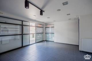 Verrassend ruime woning met handelsgelijkvloers, dubbele garage/carport en prachtige tuin gelegen op topligging in het centrum van...