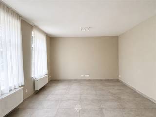 <p><span>DE PINTE - Pintestraat 42: Are you looking for a</span><span> bright, single-level apartment</span><span> in downtown De Pinte? Then read on.</span></p><p><span><br />Key features:</span></p><ul><li><span>Located in downtown De Pinte near major highways (E17, N60), shops, and public transportation</span></li><li><span>Small-scale project </span></li><li><span>Bright living spaces</span></li><li><span>Includes a parking space and bike storage</span></li><li><span>Pleasant south-facing terrace</span></li></ul><p><span> </span></p><p><span>Layout:</span></p><p><span>Entryway, living area with open kitchen, storage room (with washing machine hookup), separate toilet, bathroom equipped with double sink vanity and walk-in shower, two bedrooms.</span></p><p><span>Sunny terrace adjacent to the bedrooms.</span></p><p><span> </span></p><p><span>The property is enclosed by an electric gate on the street side, ensuring privacy for every resident.</span><span><br />Thanks to its excellent insulation, high-efficiency boiler, and Type D ventilation system, this apartment is extremely energy-efficient.</span></p><p><span><br />Rent: €,985 + €,40 in common area fees; EGW to be billed separately.</span></p><p><span>Available immediately.</span></p><p><span> </span></p><p><span>Contact Axel Lenaerts Real Estate to schedule a viewing: 0498/12.20.53 or Lieselot@axellenaerts.be</span></p><p><span> </span></p>