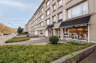 <p><span>Ligging</span><span>:</span></p><p><span> </span></p><p><span>Handelspand gelegen nabij het Bosuil stadion en recht tegenover de Bremweide. Geschikt voor kappers/schoonheidssalon, kantoor, praktijkruimte enz.</span></p><p><span> </span></p><p><span>Indeling</span></p><p><span> </span></p><p><span>Het handelspand (105 m 30 m²) is momenteel ingericht als kapperszaak en schoonheidssalon (inrichting en cliënteel kan zonder meerprijs overgenomen worden!) en heeft hiervoor 2 aparte ingangen. Aan de rechterzijde bevindt er zich nog een afzonderlijke praktijkruimte, een wc, een berging en een ingerichte keuken.<br />Achteraan is er nog een aangebouwde praktijkruimte en 2 bergplaatsen. Ook is er hier doorgang naar het verzorgde stadstuintje van 15 m²</span></p><p><span>In de kelder van het gebouw is er een grote berging (18 m²) en achter het gebouw is er een garagebox beschikbaar (+ € 24.000)<br />Ook is er mogelijk tot de aankoop van een appartement in het gebouw zodat men een ideale woon-werk situatie kan creëren (verdere info op kantoor Immo Dyck)</span></p><p><span> </span></p><p><span>Technische kenmerken:</span></p><p><span> </span></p><p><span>EPC KNR Label E (renovatieplicht tot D, 2030), aluminium (vooraan) en houten (achteraan) ramen met enkel glas, collectieve CV, individuele warm water boiler</span></p>