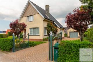 Op zoek naar een woning waar je je eigen stempel op kan drukken? Dan is dit misschien wel jouw match!Deze open bebouwing, gelegen in het centrum van...