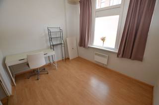 Indeling:<br /><br />Inkom, woonkamer, ruime leef-keuken, 1 slaapkamer, badkamer met ligbad, wastafel en toilet, berging, grote koer (7m x 10m). Gemeenschappelijke fietsenberging. <br /><br />- Elektriciteit conform<br />- Kleine residentie (GEEN LIFT)<br />- Dubbele beglazing PVC<br />- Geen syndickosten.