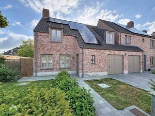 Instapklare en energiezuinige woning gelegen in een rustige doodlopende straat in het geliefde Sint-Andries, vlakbij winkels, scholen en belangrijke invalswegen. Via de inkomhal met gastentoilet komt u in de lichtrijke en gezellige leefruimte (40m²), volledig in parket gevloerd voor een extra warm effect en een open, uitgeruste keuken (16m²). Aansluitend bevindt zich de garage met praktische wasplaats en extra bergruimte. Op de verdieping bevinden zich maar liefst vier volwaardige slaapkamers en twee badkamers: één met douche en één met ligbad én douche. Daarnaast is er nog een afzonderlijk toilet aanwezig. Via een schuiftrap bereikt u de ruime bergzolder. De aangelegde tuin vormt een extra troef en biedt volop rust. Dankzij het handige zijpoortje blijft de tuin steeds vlot toegankelijk.<br /><br />Troeven:<br />
<ul>
<li>Modern huis met stadstuin gelegen in rustige buurt Sint-Andries</li>
<li>TOP ligging; vlak aan de expresweg (geluid gedempt wordt door de tunnels en dus geen overlast bezorgen)</li>
<li>Goede isolatie, zonnepanelen &amp; thuisbatterij</li>
<li>Ruime zolder</li>
<li>Echt parket van eikenhout</li>
<li>Goed onderhouden tuin met terras</li>
<li>5 min. fietsen naar station/markt/’t zand</li>
<li>Regenput</li>
</ul>
<br />Contacteer rechtstreeks de eigenaar via 0474/17.06.01