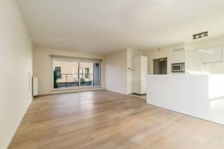 Op zoek naar een instapklaar appartement met 2 slaapkamers, terras en garage in het centrum van Roeselare? Dit appartement combineert comfort, een praktische indeling en een uitstekende ligging.<br /><br /><strong>Ligging:</strong> het appartement bevindt zich op het plein De Munt, in het centrum van Roeselare. Winkels, horeca, een grootwarenhuis en tal van andere dagelijkse voorzieningen bevinden zich op wandelafstand. Ook het station van Roeselare is vlot te voet bereikbaar, wat deze locatie ideaal maakt voor wie graag alles dichtbij heeft en zich gemakkelijk wil verplaatsen.<br /><br /><strong>Indeling:</strong><br />Het appartement bevindt zich op de eerste verdieping van het gebouw en is bereikbaar met de lift.<br /><br />Via de inkomhal, voorzien van een apart gastentoilet, komt u in de lichtrijke woonkamer met open keuken. Deze aangename leefruimte vormt het hart van het appartement en biedt een comfortabele plek. Aansluitend bevindt zich het zuidwestgerichte terras, waar u kunt genieten van de namiddag- en avondzon, met uitzicht op het plein De Munt. <br />Verder beschikt het appartement over 2 ruime slaapkamers en een badkamer dat is uitgerust met een dubbel lavabomeubel en een douche. <br /><br />Ook aan bergruimte is er geen gebrek. Op het terras en in de kelderverdieping bevinden zich nog afzonderlijke bergingen, ideaal voor het stockeren van materialen. <br /><br />Als extra troef kunnen bij het appartement aan een meerprijs <strong>een afgesloten garage</strong> aangekocht worden voor € 35.000 en<strong> een ondergrondse autostaanplaats</strong> voor € 20.000.<br /><br /><strong>Technische details</strong>:
<ul>
<li>EPC-label B.</li>
<li>Centrale verwarming op aardgas.</li>
<li>Conforme elektrische installatie.</li>
<li>Recente ramen met HR+-beglazing.</li>
<li>Lift aanwezig in het gebouw.</li>
</ul>
<strong>Troeven:</strong>
<ul>
<li>Instapklaar appartement met voldoende ruimte en licht. </li>
<li>Uitstekende centrale ligging in Roeselare.</li>
<li>Zuidwestgericht terras met zicht op het plein De Munt.</li>
<li>Voldoende opbergruimte in het appartement en 2 extra kelderbergingen.</li>
<li>Mogelijkheid tot aankoop van een afgesloten garage en ondergrondse autostaanplaats.</li>
<li>Ideaal voor eigen bewoning of als interessante investering.</li>
</ul>
Interesse? Contacteer ons kantoor voor meer informatie of plan een vrijblijvend bezoek 051/201.400.
