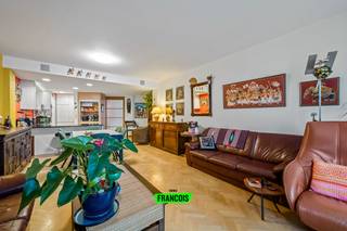 Dit stijlvol afgewerkt appartement bevindt zich in het hart van Oostende. Op wandelafstand heeft u al het prachtige wat de stad te bieden heeft: het strand, winkelcentrum en talloze horeca. Daarenboven is het pand vlot bereikbaar met zowel de wagen, fiets als openbaar vervoer. <br /><br />Het appartement geniet een logische indeling met eerst en vooral een aparte inkomhal. Deze leidt u tot de riante leefruimte. Hier is er een gezellige leefhoek, die naadloos overloopt via de eethoek tot de open keuken. De keuken is uitgerust met moderne apparatuur, talrijke kastruimte alsook een groot werkblad. <br /><br />Er zijn twee volwaardige slaapkamers aanwezig, dewelke beiden een aangename lichtinval genieten. <br /><br />In de badkamer is er gewerkt met een dubbele lavabo en een douche. Tevens is er de nodige aansluiting en ruimte voor een wasmachine en droogkast. <br /><br />Daarenboven betreft het een zeer energiezuinig appartement!<br /><br />Dankzij de ligging, indeling en grootte is het pand uitermate geschikt voor allerhande doeleinden; gaande van vaste bewoning tot tweede verblijf of als investering.<br /><br />Aarzel niet en neem contact op voor meer info of een afspraak. <br /><br />