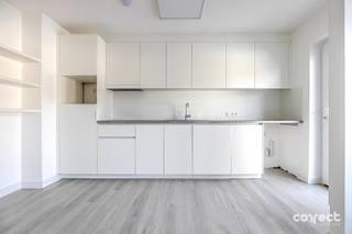 Centraal gelegen appartement.Het appartement is volledig gerenoveerd en gelegen op de 2de verdieping en omvat, lichtrijke woonkamer met open keuken, 2 slaapkamers, badkamer en terras (10m²). Gelegen op zo’n 200m van de duinen en het strand in een rustige woonwijk.Gemeenschappelijke kosten: € 45/maandMogelijkheid tot het bijhuren van een garage op wandelafstand. Voor meer info of een bezoek: 0494 03 02 86.