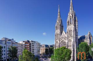 Op het iconische <strong>Sint-Petrus-en-Paulusplein</strong> in hartje Oostende bevindt zich dit lichtrijke en instapklare appartement op de 4de verdieping van de verzorgde residentie <em>El Mar</em>. Dankzij de centrale ligging en het <em>onveranderlijke zicht</em> op de indrukwekkende Sint-Petrus-en-Pauluskerk is dit een woonst met een uitzonderlijk karakter én blijvende meerwaarde.<br /><br /><strong><u>Adembenemend zicht vanuit de leefruimte en het terras</u></strong><br />De ruime woonkamer met open keuken baadt in het natuurlijke licht en biedt rechtstreeks toegang tot het aangename terras.<br />Hier geniet u dagelijks van een panoramisch uitzicht op één van de meest herkenbare monumenten van Oostende – een unieke troef voor wie houdt van wonen in het bruisende centrum.<br /><br /><strong><u>Praktische indeling met 2 slaapkamers</u></strong><br />Via de inkomhal met gastentoilet bereikt u de gezellige leefruimte. Het appartement beschikt over <strong>twee volwaardige slaapkamers</strong>, waarvan één met eigen balkon.<br />Verder vindt u een handige wasruimte en een verzorgde badkamer met douche en lavabo.<br /><br /><span><strong><u>Comfort en extra’s </u></strong></span><br />Gemeenschappelijke fietsenberging in de residentie<br />Mogelijkheid tot aankoop van een garagebox (€ 70.000) onder het gebouw – een grote meerwaarde op deze centrale locatie<br />Individuele verwarming op aardgas<br />Positieve elektrische keuring<br />EPC-score: 96<br />Bouwjaar: 2001<br />Oppervlakte: 70 m² + terras<br />KI appartement: € 978<br />KI garagebox: € 142<br /><br /><strong><u>Interessante investeringsopportuniteit</u></strong><br />Het appartement is momenteel <strong>vast verhuurd</strong>, waardoor het een bijzonder interessante keuze is voor investeerders die zoeken naar <strong>onmiddellijk en stabiel rendement</strong> aan de Belgische kust.<br /><br /><br />Dit instapklare appartement combineert een topligging, een karaktervol uitzicht en een gegarandeerde huuropbrengst.<br />Een solide en zorgeloze investering in het centrum van Oostende.<br /> 
