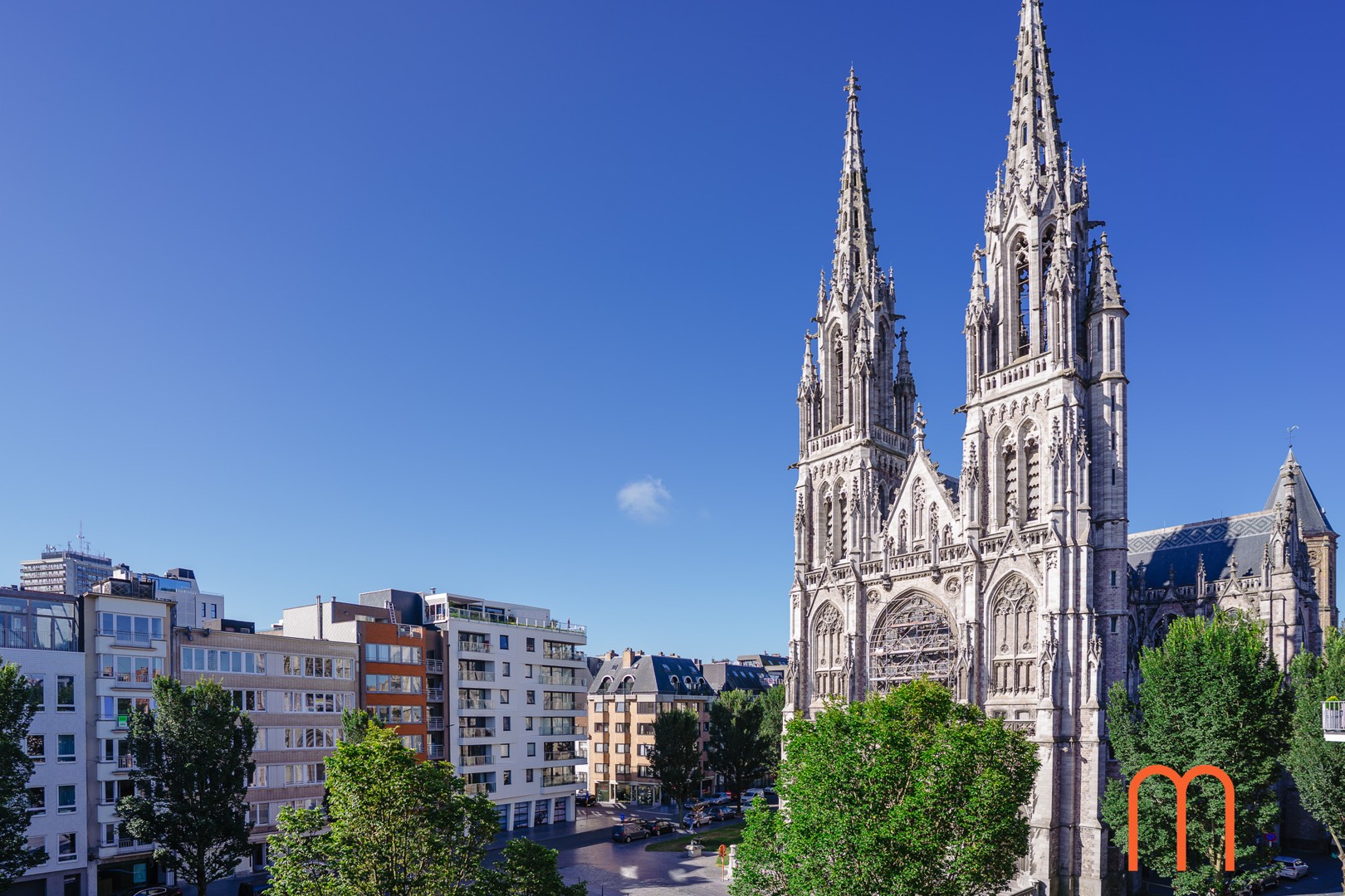 Instapklaar appartement met uniek uitzicht op de Sint-Petrus-en-Pauluskerk te koop – centrum Oostende - foto 1