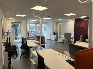 Bent u op zoek naar een commerciële locatie met een professionele uitstraling? Deze gelijkvloerse kantoorruimte van 85 m² met een brede gevel is uitstekend gelegen in de Lostraat te Aalter. Het pand is instapklaar en biedt diverse invulmogelijkheden (eventueel ook handelsbestemming, mits bestemmingswijziging).<br /><br />*Indeling: Lichtrijke kantoorruimte met eigen keuken en sanitair (wc).<br />*Afwerking: Duurzame tegelvloer, kwalitatief schrijnwerk met ventilatieroosters en centrale verwarming op aardgas.<br />*Nutsvoorzieningen:Aparte tellers voor water, gas en elektriciteit (volledig eigen verbruik).<br />*Buitenruimte: Toegang tot een gezellige gemeenschappelijke koer/patio (38 m²), gedeeld met de bovenliggende appartementen.<br />*Extra opslag:Bijhuren van bijkomende opbergruimte in de achtergelegen berging is bespreekbaar.<br /><br />*Beschikbaarheid / Ingang: Bespreekbaar (snel beschikbaar).<br />*Staat: Volledig instapklaar.<br />*Ligging: Uitstekende bereikbaarheid en visibiliteit.<br />*Huurwaarborg: 3 maanden huur.<br />*Onroerende voorheffing: € 100/maand (forfaitair).<br /><br />Interesse?<br />Aarzel niet om contact met ons op te nemen voor meer informatie of om een bezoek in te plannen voor dit bedrijfsvastgoed in Aalter!