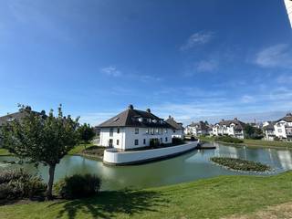 Aangenaam en lichtrijk 2-slaapkamerappartement op de eerste verdieping, rustig gelegen in De Warande te Middelkerke.<br />Het appartement beschikt over een ruime inkomhal met toegang tot beide slaapkamers, een apart toilet en een afzonderlijke badkamer met ligbad. Verder is er een ruime, lichtrijke woonkamer met open keuken en aansluitend een praktische berging met aansluiting voor wasmachine.<br />Via de woonkamer bereik je het aangename, zonnige terras waar je heerlijk kunt genieten van de rustige omgeving.<br />Mogelijkheid tot aankoop van een vlot toegankelijke garage in de residentie voor € 50.000.