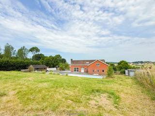 VILLA   SITUÉE AU CALME AU MILIEU DES CHAMPS, AVEC VUE PANORAMIQUE SUR LES COLLINES  à Ellezelles.Profitez du SOLEIL TOUTE LA JOURNÉE autour de ce...
