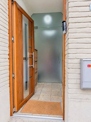 In de Van Amstelstraat in Deurne bevindt zich deze verrassend ruime stadswoning met een bewoonbare oppervlakte van circa 197 m² volgens het EPC. Dankzij de verschillende verdiepingen en de praktische indeling is dit een ideale woning voor een gezin dat op zoek is naar veel ruimte en mogelijkheden.
Het gelijkvloersappartement is momenteel verhuurd aan 800 euro per maand, waardoor het pand ook interessant kan zijn voor wie op zoek is naar een eigendom met een bestaande huuropbrengst. Op het gelijkvloers bevindt zich bovendien een eigen koer. Daarnaast beschikt het gebouw over een praktische kelder.
De woning telt in totaal 4 slaapkamers en 2 badkamers en biedt voldoende ruimte om verder naar eigen smaak in te richten.
Technisch beschikt het pand over een EPC-label C met een energiescore van 285 kWh/m² per jaar. De elektrische installatie is conform en er is een asbestveilig attest aanwezig.
Troeven:
- Circa 197 m² vloeroppervlakte volgens het EPC
- Gelijkvloersappartement momenteel verhuurd
- Bestaande huuropbrengst
- 3 slaapkamers
- 2 badkamers
- Eigen koer
- Praktische kelder
- EPC-label C
- Elektrische installatie conform
- Asbestveilig attest
- Centrale ligging in Deurne
Wilt u deze ruime woning met eigen ogen ontdekken? Neem gerust contact op met Cicero Immo voor meer informatie of om een bezoek in te plannen. Ik begeleid u persoonlijk en beantwoord met plezier al uw vragen.
📞 0466 34 89 90
✉️ info@cicero.immo
🌐 www.cicero.immo
Cicero Immo – Samen vinden we uw ideale thuis.
Erkend vastgoedmakelaar-bemiddelaar – BIV 517.568