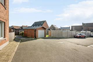 Deze instapklare woning (mogelijkheid tot 3 slpks) is rustig gelegen in Klerken (Houthulst).<br />
<p><u>De indeling van deze woning is als volgt:</u></p>
<ul>
<li>Kelderverdieping: droge kelder (behandeld geweest).</li>
<li>Gelijkvloerse verdieping: inkomhal, gezellige leefruimte met eetkamer, geïnstalleerde keuken, wasplaats, badkamer, apart toilet, veranda, inpandige garage, zonnige tuin met jacuzzi (inbegrepen), garage 2, uitweg achteraan de tuin, mooi stukje bouwgrond achteraan de tuin.</li>
<li>Eerste verdieping: slaapkamer 1 en slaapkamer 2 met aansluitend dressing - er is mogelijkheid om een 3e slaapkamer te maken van de dressing.</li>
<li>Zolderverdieping: geïsoleerde zolder.</li>
</ul>
De woning heeft een EPC label D, beschikt over 15 PV panelen, jacuzzi, uitweg achteraan de tuin en twee garages.<br /><br />PLUSPUNTEN:<br />- GEEN RENOVATIEPLICHT - INSTAPKLAAR<br />- UITWEG<br />- TWEE GARAGES<br />- UITBREIDING MOGELIJK<br /><br />*De vermelde prijs is een vanafprijs