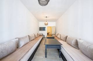 <p><span><strong>Gezinswoning met 4 slpks en stadskoer</strong></span></p>
<p>Deze woning is gelegen in een rustige omgeving, nabij gezellige buurtpleintjes en met een vlotte verbinding naar de autosnelweg. Op wandelafstand heb je openbaar vervoer, winkels, restaurants en scholen.</p>
<p><strong>Gelijkvloers:</strong><br />De inkomhal met aansluitend de ruime, lichtrijke leefruimte en de eetplaats.<br />De keuken op een tegelvloer beschikt over volgende toestellen: kookplaat, dampkap en koelkast.<br />Gezellige zit-/speelhoek voor de kinderen met toegang naar de stadstuin.<br />Aparte bureauruimte of slaapkamer (ideaal voor inwonende ouders) en de eerste ingerichte badkamer met inloopdouche, lavabo, sierradiator en toilet.</p>
<p><strong>1ste verdieping:</strong><br />De nachthal met bergruimte en de 2de badkamer met dubbele lavabomeubel, ligbad en toilet.<br />Leefruimte en de keuken met volgende toestellen: vaatwasser, oven, microgolfoven en gasvuur.<br />Vooraan de master bedroom van 21m².</p>
<p><strong>2de verdieping:</strong><br />3de slaapkamer (14m²) en 4de slaapkamer (21m²).</p>
<p>Garage met oprit voor 2 wagens.<br />Kelder en zolder met veel bergruimte.</p>
<p><strong>Troeven:</strong></p>
<ul>
<li>Woning met zeer veel potentieel</li>
<li>4 volwaardige slaapkamers</li>
<li>Ruime kelder (34m²)</li>
<li>Recente verwarmingsketel</li>
<li>Geen renovatieverplichting</li>
<li>Elektriciteit is conform</li>
</ul>