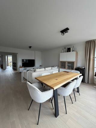Ruim en lichtrijk appartement in rustige, doodlopende straat te Wommelgem.<br /><br />Dit instapklare appartement is gelegen in een rustige, doodlopende straat, ideaal voor wie op zoek is naar comfort en een rustige woonomgeving. De ligging biedt een extra troef met een hondenpark en speeltuin op wandelafstand.<br /><br />Bij het betreden van het appartement kom je in een ruime en royale inkomhal, die meteen een aangenaam gevoel van ruimte geeft. De grote leefruimte geniet van veel lichtinval met vliegenraam en sluit naadloos aan op de open keuken, wat zorgt voor een moderne en gezellige leefomgeving.<br /><br />Het appartement beschikt over drie volwaardige slaapkamers van respectievelijk 16 m², 12 m² en 9 m², ideaal voor een gezin, thuiskantoor of hobbyruimte. 2 van de 3 kamers beschikken alsook over vliegramen. <br /><br />Verder is er:<br /><br />een badkamer<br />een aparte ruimte voor wasmachine en droogkast<br />een grote, droge kelder, perfect voor extra stockage<br /><br />Contact via contactformulier (mail) of telefonisch: <br /><br />+3249 363 52 49<br />+3249 725 00 50<br /><br />elize.mol@hotmail.com<br /><br /><br />