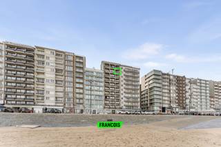 Ontdek dit schitterende appartement op de 9de verdieping van een residentie aan de Zeedijk in Blankenberge. Dankzij de hoge ligging geniet je van een adembenemend uitzicht over de zee en de levendige promenade. Het appartement bevindt zich op een absolute toplocatie, op wandelafstand van winkels, restaurants en gezellige horecazaken.<br /><br />In 2025 werd het appartement volledig gerenoveerd met oog voor kwaliteit. De keuken is uitgerust met alle nodige toestellen en biedt alles wat je nodig hebt voor. De moderne badkamer is voorzien van een stijlvolle inloopdouche, hangtoilet en een praktisch badkamermeubel. Daarnaast beschikt het appartement over een lichtrijke slaapkamer met uitzicht op het hinterland.<br /><br />Het appartement wordt verwarmd op elektriciteit, beschikt over een gunstige EPC-score (C) en een conforme elektrische keuring, waardoor het volledig instapklaar is.<br /><br />Kortom, een unieke kans om te wonen of te verblijven op één van de mooiste locaties van Blankenberge, met het strand letterlijk aan je voeten.<br /><br />
