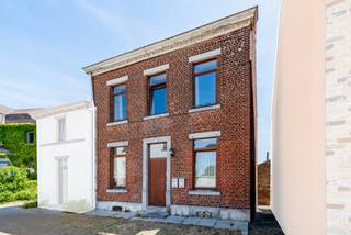 Bien exploité en deux logements loués depuis 2000. Configuration non reconnue administrativement à ce jour, présentant une situation locative...