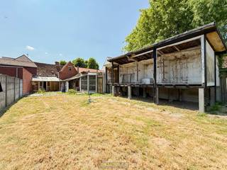 <h3> </h3>
<br />Karaktervolle renovatiewoning <strong>MET ROYALE TUIN EN GOEDGEKEURDE PLANNEN VOOR EEN STIJLVOLLE TRANSFORMATIE</strong>, gelegen op toplocatie aan het <strong>ENAMEPLEIN</strong> in Oudenaarde. Deze eigendom is dé uitgelezen kans voor wie zijn renovatiedroom wil waarmaken in een <strong>AUTHENTIEKE SETTING MET HEDENDAAGS COMFORT</strong>. De <strong>GOEDGEKEURDE ARCHITECTUURPLANNEN</strong> voorzien in een moderne indeling met een ruime, lichtrijke leefruimte, een praktische keuken, een bureau of dressing en tot <strong>3 OF 4 SLAAPKAMERS</strong>. Het perceel van maar liefst 615 m² biedt uitzonderlijk <strong>VEEL BUITENRUIMTE, PERFECT VOOR GEZINNEN, TUINLIEFHEBBERS OF WIE HOUDT VAN RUST IN EIGEN TUIN</strong>. Dankzij de centrale ligging in het charmante Ename woont u <strong>OP WANDELAFSTAND VAN WINKELS, SCHOLEN EN OPENBAAR VERVOER</strong>, én vlak bij het betoverende <strong>BOS ’T ENAME</strong>, een geliefde plek voor wandelaars. Met het <strong>CENTRUM VAN OUDENAARDE</strong> op een boogscheut combineert u hier moeiteloos een rustige woonomgeving met <strong>UITSTEKENDE BEREIKBAARHEID EN ALLE VOORZIENINGEN BINNEN HANDBEREIK.</strong><br /><br /><br />Adres: Zwijndries 55 te Oudenaarde<br /><br />Renovatieplicht van toepassing; P-score: D, G-score: D