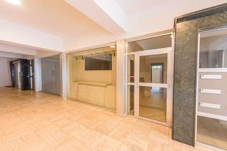 Handelspand/bureel op de gelijkvloerse verdieping van Residentie Orchidee in het centrum van Deerlijk.Inkom met balie, 2 ruime bureau's met...