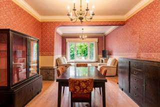 [[ DIT PAND NEEMT DEEL AAN DE ERA OPEN HUIZEN DAG OP 19/9 VAN 17:30 TOT 18:30 ]]
<p>Ruime woning, vergund als tweewoonst, gelegen tussen het Boekenbergpark en het Te Boelaerpark.</p>

<p>Deze belétage combineert een ruime bewoonbare oppervlakte met een aangename tuin en een grote garage, ideaal voor gezinnen of wie extra ruimte zoekt. De woning is bovendien vergund als tweewoonst, wat interessante mogelijkheden biedt voor kangoeroewonen, een combinatie van wonen en werken of een investering. Dankzij de ligging in een groene woonomgeving nabij scholen, openbaar vervoer en parken geniet je hier van een uitstekende bereikbaarheid en een aangename leefomgeving. De combinatie van ruimte, functionaliteit en ligging maakt dit huis bijzonder aantrekkelijk in Deurne-Zuid.</p>

<p> </p>

<p>Belangrijkste ruimtes:<br />• Inkomhal met vestiaire op elke verdieping<br />• Twee lichtrijke woonkamer (24,6 m²)<br />• 2 keukens van elk (5,76 m²)<br />• 4 slaapkamers, 2 op elke verdieping<br />• 2 badkamers<br />• Berging (13,4 m²) op het gelijkvloers<br />• Garage (40,6 m²) met automatische sectionale poort en aansluiting voor wasmachine<br />• Terras (6 m²) op zowel de eerste als tweede verdieping<br />• Tuin van 71 m²</p>

<p>Troeven:<br />• Vergund als tweewoonst met diverse gebruiksmogelijkheden<br />• Grote bewoonbare oppervlakte met tuin en ruime garage<br />• Gegeerde ligging tussen het Boekenbergpark en het Te Boelaerpark</p>

<p>Neem vandaag nog contact op voor meer informatie of een bezoek. JOUW DROOMHUIS. ZO GEVONDEN!</p>