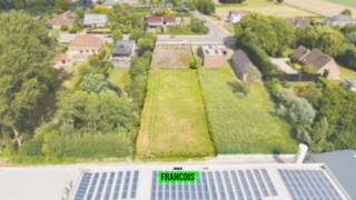 NIEUWE VOORWAARDEN!<br /><br />Uniek perceel bouwgrond van 1.500 m² (25m breed x 60m diep, aan 265€/m²) met in het verlengde een gelijklopend, aanpalende groenzone van 1.000 m² (25m breed x 40m diep aan 50€/m²) in residentiële omgeving, perfect rechthoekig. Gelegen op een uitstekende locatie schuin over villawijk Eikhofstraat en langs de verbindingsbaan Diksmuide-Ieper, biedt dit perceel tal van mogelijkheden (zoals vrije beroepen, dokters, advocaten, tandartsen, architecten, boekhouders, eveneens particulieren...).<br /><br />De aanpalende 1000 m² aan tuingrond kan bijgekocht worden voor €50.000.<br /><br />Voordelen van de locatie:<br /><br />1. Op 10km van de kust, 10km van de autosnelweg, en in vlotte verbinding naar de belangrijkste steden.<br /><br />2. Slechts 3 minuten met de auto naar het gezellige centrum van Diksmuide, met z'n grote Markt, talrijke horecazaken en winkels, openbaar vervoer, scholen en meerdere recreatieve activiteiten, sportbeoefeningen en ontspanning.<br /><br />3. Op 3km van het prachtige natuurreservaat de Blankaart, ideaal voor de natuurliefhebbers.<br /><br />4. Ook interessant als veilige belegging.