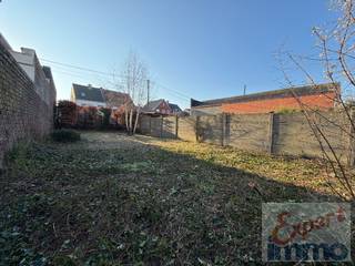 <br /><strong>🏠Droomhuis met Gigantisch Potentieel op Toplocatie: Kortrijksesteenweg 135, 8530 Harelbeke!</strong><br /><br />Zoekt u de perfecte woning om uw <strong>droom waar te maken</strong>? Dan stopt uw zoektocht hier! Deze indrukwekkende, statige rijwoning op de felbegeerde Kortrijksesteenweg wacht op een nieuwe eigenaar die het enorme potentieel ten volle wil benutten.<br /><br /><strong>✨ Karakter en Ruimte in Overvloed</strong><br /><br />Bij het betreden van deze woning wordt u meteen verwelkomd door een <strong>prachtige inkomhal</strong>, de perfecte prelude tot de royale leefruimtes. De <strong>gigantische woonkamer</strong> baadt in het licht en biedt eindeloze inrichtingsmogelijkheden voor gezellige avonden en levendige recepties. Aansluitend vindt u de <strong>relatief grote keuken</strong>, die u naar eigen smaak en wensen kunt transformeren tot het culinaire hart van de woning. Er is bovendien een <strong>droge en ruime kelder</strong> aanwezig, ideaal voor al uw stockage.<br /><br /><strong>🛏️Flexibele Indeling op de Eerste Verdieping</strong><br /><br />De eerste verdieping is een oase van ruimte en flexibiliteit:<br />- <strong>Twee zeer riante slaapkamers</strong>, ideaal als hoofdslaapkamers.<br />- <strong>Twee extra, wat kleinere kamers</strong> die u perfect kunt inrichten als <strong>bureaus, kinderkamers, inloopdressings of hobbyruimtes</strong>. Deze indeling biedt een waaier aan mogelijkheden voor zowel grote als groeiende gezinnen.<br /><br /><strong>🛠️De Perfecte Troeven voor de Toekomst</strong><br /><br />Deze woning heeft onmiskenbare voordelen die uw renovatieplannen ondersteunen:<br />Gigantische Zolder: Een ware schat aan extra vierkante meters! De transformatie naar extra slaapkamers, hobbyruimte of een loftgevoel ligt binnen handbereik. Bovendien is het dak recent gerenoveerd in 2012 – een kostbare en zorgeloze troef die u meteen een zorg minder geeft!<br /><br /><strong>🌳  Groen Genot met Bouwpotentieel</strong><br /><br />Achteraan de woning wacht u een <strong>grote, groene verrassing</strong>: een <strong>ruime en diepe tuin</strong>. Deze oase biedt nu al een idyllische plek in de stad om in alle rust te genieten van de zon, gezellige tuinfeesten te organiseren of een speelplek voor de kinderen in te richten. Maar er is méér: deze tuin herbergt een <strong>ONVERWACHTE MEERWAARDE</strong>. Het perceel kan namelijk <strong>opgesplitst</strong> worden om op het achterste deel <strong>een extra woning</strong> te bouwen! Dit maakt dit pand niet alleen tot een fantastisch familiehuis, maar ook tot een <strong>uitstekend en slim investeringsproject</strong>.<br /><br /><strong>Dit is een unieke opportuniteit voor de liefhebber van ruimte, karakter en renovatie. Grijp deze kans om van deze statige parel uw droomwoning te maken op een absolute A-locatie!</strong><br /><br />Voor meer info, een bezoek of schriftelijk bod - 056/705262 - info@expertimmo.be<br /><br /><u>Wettelijke info :</u> <br />Stedenbouw : Geen beschermd monument, wel op inventaris (Bouwkundig erfgoed - was vroeger een Herberg Belfort - Meer info klik hier !) , Vergund, Woongebied, Geen dagvaarding uitgebracht, Geen voorkooprecht ruimtelijke ordening aanwezig, Geen Verkaveling, geen overstromingsgebied, niet gelegen in afgebakend oevergebied, geen watergevoelige openruimtegebieden.<br />EPC : E -label, 429 kWh/m², mogelijkheid om veel zonnepanelen te leggen.<br />Asbest : Niet-Asbestveilig, 7 bronnen,  4 te verwijderen materialen, 3 zorgvuldig te  beheren.<br />Elektriciteit : niet conform