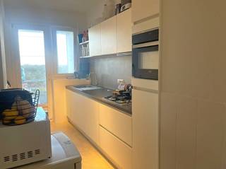 2-slaapkamerappartement met prachtig uitzicht. Wees er snel bij! Via de inkomhal met vestiaire en berging voorzien van aansluiting wasmachine, betreed je de ruime leefruimte met aanpalend de keuken die voorzien is van een vaatwasser, combi-oven, ijskast, kookplaat op gas en dampkap. Verder geeft de inkomhal toegang tot de badkamer met bad/douche en dubbele lavabo met meubel, het apart toilet en de 2 slaapkamers.De tweede slaapkamer kan ook perfect gebruikt worden als home office. Mooi uitzicht over Antwerpen en de nabije groene parken verzekerd.Ideaal gelegen met winkels om de hoek en tram en bus voor de deur. Daarenboven een goede verbinding naar de grote invalswegen dankzij de nabijheid van de Ring en A12.Met de fiets ben je op 15min in het centrum van Antwerpen. Een gemeenschappelijke fietsenstalling is ter beschikking. - EPC: 135 kWh/m² UC: 2351556- Maandelijkse vaste kosten: 60,- euro bevatten: forfait ond. en geb. gem. delen - lift - conciërge - syndicus - afval- Bijkomende privatieve kosten: 90,- euro provisie verwarming en water - Huurwaarborg: 2.520- euro (3 maanden huur) - Beschikbaar: vanaf 1/2/2026- Contract: Bepaalde duur (1 jaar) (verlengbaar)Surf naar www.abricasa.be voor de 360° tour en vraag je verhuurafspraak aan!Abricasa staat voor een persoonlijke én actieve vastgoedbegeleiding van A tot Z! Leer ons kennen! Bel ons voor een afspraak op 03 259 04 04