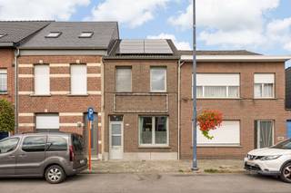 <p><span>Licht op te frissen woning met grote tuin in Kontich</span></p><p><span> </span></p><p><span>Welkom in deze gezellige woning aan de </span><span>Pierstraat 46</span><span>, gelegen aan een leuk pleintje met veel parkeergelegenheid. Dankzij de gunstige ligging – vlakbij een school, bakker, frituurtje en bushalte – combineert dit huis praktische bereikbaarheid met een aangename woonomgeving.</span></p><p><span> </span></p><p><span>Binnenin vind je een lichtrijke leefruimte en een praktische keuken met zicht op de tuin en badkamer. Op de eerste verdieping zijn er 2 ruime slaapkamers en een apart toilet. De zolder (met vaste trap) werd ingericht als derde slaapkamer, of kan gebruikt worden voor een bureau of hobbyruimte.</span></p><p><span>Buiten kan je volop genieten van een </span><span>grote, diepe tuin (170m2)</span><span> met terras, waar rust en privacy gegarandeerd zijn.</span></p><p><span>Dankzij het </span><span>gunstige EPC-label B</span><span> woon je hier bovendien energiezuinig en comfortabel.</span></p><p><span> </span></p><p><span>Troeven op een rij:</span></p><p><span>-Grote diepe tuin met terras (170m2) </span></p><p><span>-2 slaapkamers + ingerichte zolderkamer</span></p><p><span>-Rustig gelegen aan pleintje met ruime parkeermogelijkheden</span></p><p><span>-Op wandelafstand van school en bushalte</span></p><p><span>-Energiezuinig: EPC B (151kwh) + 8 zonnepanelen</span></p><p><span>Een ideale gezinswoning voor wie centraal en rustig wil wonen in Kontich!</span></p><p><span> </span></p><p><span>Vrijblijvend advies met gratis schatting van uw eigendom? Neem gerust contact met ons op!</span></p><p><span>Sven Home4You</span></p><p><span>0478240853</span></p><p><span>sven@home4you.be</span></p><p><span> </span></p><p><span> </span></p>