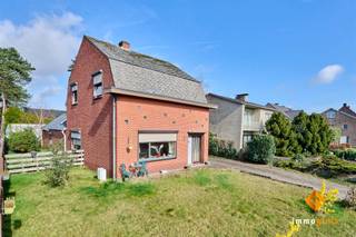 Deze knusse, te renoveren woning is gelegen op een mooi perceel van 8a62ca. Indeling gelijkvloers: inkomhal, woonkamer, keuken, badkamer met apart...