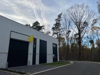 Nieuwbouw KMO-unit met een grondoppervlakte van 324 m² met een mezzanine van 34 m² en 3 privatieve parkeerplaatsen te koop. Strategisch gelegen op...