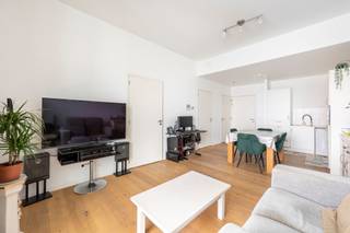 <h3>Instapklaar 1-slaapkamerappartement op de 19e verdieping met panoramisch uitzicht over Antwerpen – ideaal als investering</h3>
<p>Dit lichtrijke 1-slaapkamerappartement is gelegen op de 19e verdieping van een verzorgd gebouw in de Ellermansstraat 61, 2060 Antwerpen, in een bruisende en strategische stadsomgeving. Vlakbij AP Hogeschool, met openbaar vervoer voor de deur, stadsfietsen in de onmiddellijke omgeving en een vlotte verbinding naar de invalswegen.</p>
<p>Bij het betreden van het appartement kom je terecht in de ruime en lichtrijke leefruimte met grote raampartijen en een open, volledig uitgeruste keuken met plaats voor een eettafel. Vanuit de living heb je toegang tot het aangename, goed georiënteerde terras van ca. 15 m², waar je geniet van een fenomenaal uitzicht over Antwerpen.</p>
<p>Het appartement beschikt over één ruime slaapkamer en een comfortabele badkamer met inloopdouche, lavabo en toilet. Daarnaast is er voldoende opbergruimte in het appartement en hoort er ook een private kelderberging bij.</p>
<p>Het appartement is momenteel verhuurd, wat dit pand bijzonder interessant maakt als zorgeloze investering met onmiddellijk rendement.</p>
<p>Er is bovendien de mogelijkheid tot aankoop van een autostaanplaats aan €25.000.</p>
<h3>Troeven</h3>
<p>✔ EPC A<br />✔ Conforme elektrische keuring<br />✔ Instapklaar<br />✔ Momenteel verhuurd – onmiddellijk rendement<br />✔ Ruim terras met uniek uitzicht<br />✔ Uitstekende bereikbaarheid<br />✔ Private kelderberging</p>
<p>Een ideale opportuniteit voor investeerders of voor wie op termijn zelf wil wonen op een toplocatie in Antwerpen.<br />Interesse? Contacteer ons voor meer informatie.</p>