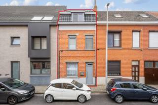 Op zoek naar een hele leuke stadswoning met veel potentieel? Dan is deze charmante stadswoning in het gegeerde Mariakerke wat u zoekt!<br /><br />Deze gezellige woning beschikt over drie slaapkamers, met mogelijkheid voor een vierde slaapkamer en biedt een heel mooi potentieel! De laatste jaren werden diverse nuttige investeringen gedaan om het wooncomfort te verhogen (badkamer, keuken, centrale verwarming, ramen, dakisolatie, elektriciteit).<br /><br />Bij het binnenkomen betreden we een bescheiden maar functionele inkomhal met toegang tot een praktische ruimte om een bureau te voorzien. De aangrenzende keuken en leefruimte sluiten mooi aan bij het stadtuintje. Onder de trap is een praktische berging voorzien. De vernieuwde badkamer met inloopdouche biedt alle nodige comfort. De eerste en tweede verdieping geven ruimte aan 3 volwaardige slaapkamers en een zolderruimte die ook nog kan ingericht worden.<br /><br />De absolute troef van deze eigendom is zonder twijfel de leuke stadstuin. Hier geniet u van rust, privacy en voldoende plaats om te ontspannen met vrienden of familie.<br /><br />Gelegen op een vlot bereikbare locatie nabij winkels, scholen, openbaar vervoer en belangrijke invalswegen, combineert deze woning het comfort van stadsleven met het genot van een eigen buitenruimte.<br /><br />Een unieke kans voor wie op zoek is naar een woning met karakter, ruimte en vooral heel veel potentieel.<br /><br />Interesse? Contacteer Maarten (0485 604 991 - maarten@danimmo.be) voor meer informatie of een afspraak op ons bezoekmoment.