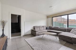 Ontdek deze open bebouwing op een perceel van 999 m², perfect centraal gelegen op de verbindingsbaan tussen Burcht en Temse en dus vlot bereikbaar...