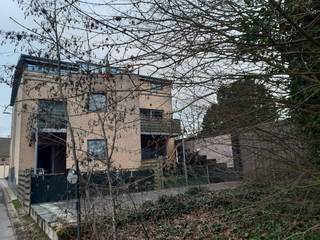 Dit ruim dakappartement is gelegen in het centrum van Nederename, met een prachtig zicht.<br />Twee terrassen.<br />Toegang tot appartement via lift en gaanderij.<br />Ruime living en open keuken, met veel licht en ruimte.<br /><br />Uitstekende prijs-kwaliteit ! <br />[15 euro/maand vaste kosten.]<br /><br />Bijkomend : er bevindt zich een ruime parking op 30 m van deze residentie.