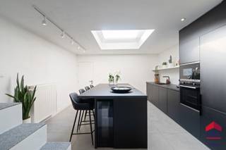 [[ DIT PAND NEEMT DEEL AAN DE ERA OPEN HUIZEN DAG OP 14/3 VAN 16:00 TOT 17:00 ]]Ben je op zoek naar een gerenoveerde woning met vier slaapkamers en...