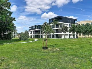 <p><span>Nieuwbouwappartement in residentie Kasteelvijver te Langemark.</span></p><p><span> </span></p><p><span>Dit appartement bevindt zich op de </span><span>tweede verdieping</span><span> en beschikt over een </span><span>bewoonbaar oppervlakte</span><span> van </span><span>81.62m² </span><span>en een </span><span>terras</span><span> van </span><span>6.87m²</span><span>.</span></p><p><span> </span></p><p><span>Indeling:</span></p><p><span>inkomhal, open keuken</span><span> (keuken nog vrij te kiezen bij keukenbouwer aangeduid door bouwheer met een vaste handelswaarde), </span><span>leefruimte</span><span> die directe toegang biedt tot het </span><span>terras.</span></p><p><span>Verder is er nog een </span><span>gastentoilet</span><span>, </span><span>badkamer</span><span> met inloopdouche en dubbele lavabo en </span><span>een ruime slaapkamer.</span></p><p><span> </span></p><p><span>Er is tevens een </span><span>kelderberging</span><span> bij te kopen, alsook mogelijkheid tot aankopen van </span><span>ondergrondse staanplaats.</span></p><p><span> </span></p><p><span>De </span><span>warmwaterproductie</span><span> en de </span><span>vloerverwarming</span><span> zal opgewekt worden door een bodem/water </span><span>warmtepomp met ingebouwde boiler.</span><span> De warmte wordt uit de grond gehaald via </span><span>geothermie.</span></p><p><span>Doorheen het appartement is er </span><span>ventilatiesysteem D </span><span>(mechanische toevoer en afvoer) voorzien.</span></p><p><span>Het appartement beschikt tevens over</span><span> zonnepanelen</span><span> (760Wp) wat het bovendien uiterst zuinig maakt!</span></p><p><span> </span></p>