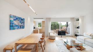 <strong>Schitterend gerenoveerde appartement in het exclusieve domein Tennis Gardens, ideaal gelegen op wandelafstand van de zee, het Zwin en de prestigieuze Royal Zoute Tennis Club. Een unieke combinatie van rust, comfort en topligging in het Zoute.</strong><br /><br />Indeling: Via de ruime inkomhal met vestiaire en gastentoilet betreedt u een lichtrijke leefruimte met grote raampartijen die uitgeven op een zuidgericht terras – de perfecte plek om in alle rust van de zon en het open uitzicht te genieten.<br />De volledig uitgeruste open keuken sluit naadloos aan op de woonkamer en is voorzien van alle hedendaagse comfort.<br />De hoofdslaapkamer beschikt over ingebouwde kasten, een ensuite badkamer met inloopdouche, lavabomeubel en toilet, én een eigen terras. De tweede slaapkamer is eveneens uitgerust met maatkasten en heeft een aparte douchekamer.<br /><br />Ruime private kelder inbegrepen en mogelijkheid tot aankoop van een autostaanplaats in de residentie<br /><br />EPC: 202 kWh/m²/jaar