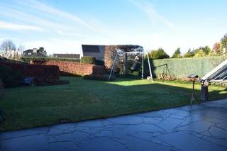 Mooie villa met ruime tuin gelegen in een rustige residentiële omgeving, op een uitstekende locatie. Het park Zaventem bevindt zich op slechts 500m, het centrum van Zaventem ligt op wandelafstand, verschillende bushaltes binnen de 500m. In de directe omgeving vindt u bovendien scholen, winkels, horecazaken, een treinstation en andere dagelijkse voorzieningen. Dankzij deze combinatie van de aangename woonomgeving, de ruime tuin en de centrale ligging biedt deze villa een uitstekende woonkwaliteit en is ze bijzonder geschikt voor gezinnen.