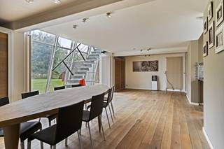 Cette villa spacieuse avec espace d'entraînement (superficie du terrain d'environ 1 448 m²) est à vendre dans un endroit calme à Sint-Baafs-Vijve. La salle de pratique peut être parfaitement aménagée en salle de loisirs, maison d'hôtes, studio, etc.MISE EN PAGEDisposition :Hall d'entrée - toilettes séparées - salle à manger et salon très lumineux - belle cuisine ouverte (micro-ondes, four, plaques de cuisson, lave-vaisselle, évier, réfrigérateur) - dressing - rangement 1 - débarras 2 - espace bureau - 4 chambres - jardin orienté sud-ouest avec abri de jardin - agréable terrasse - 2 garages avec parking- Salle d'entraînement avant de +/- 100 m² avec parking supplémentaire- Dépendance supplémentaire à aménager en salle de loisirs, maison d'hôtes, studio, pool house...- Salle de bain avec baignoire, double vasque et toilettes - buanderie - la salle polyvalente est complètement immergée sous la salle polyvalente !Si vous recherchez une belle maison à Sint-Baafs-Vijve dans un emplacement idéal, assurez-vous de prendre rendez-vous pour cette propriété à vendre.