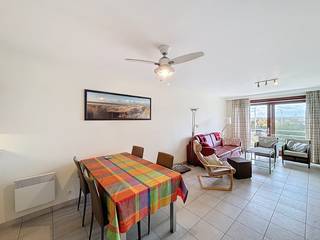 Instapklaar en ruim tweeslaapkamer appartement met groot zuidgericht terras, gunstig gelegen tussen Nieuwpoort-Bad en Nieuwpoort-Stad, nabij de havengeul.<br />Het appartement beschikt over een ruime inkomhal met apart toilet, een lichtrijke woonkamer met open, volledig ingerichte keuken, aanpalende berging en toegang tot het ruime zuidgerichte terras.<br />Verder omvat het appartement twee slaapkamers, elk met een eigen badkamer. Eén van de slaapkamers beschikt eveneens over toegang tot het terras.<br />Het appartement beschikt over een privatieve kelderberging op niveau -1.<br />Mogelijkheid tot aankoop van een garagebox in het ondergrondse complex.